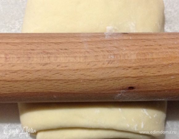 Время прошло, вынимаем книжки из холодильника, берем одну книжку и снова раскатываем ее в прямоугольный пласт.