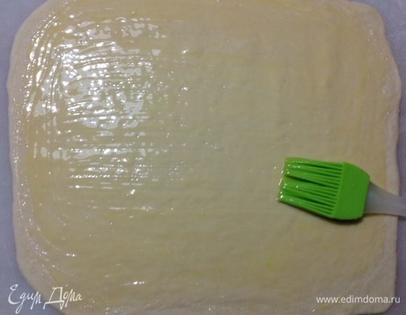 Смазываем снова растопленным маслом.