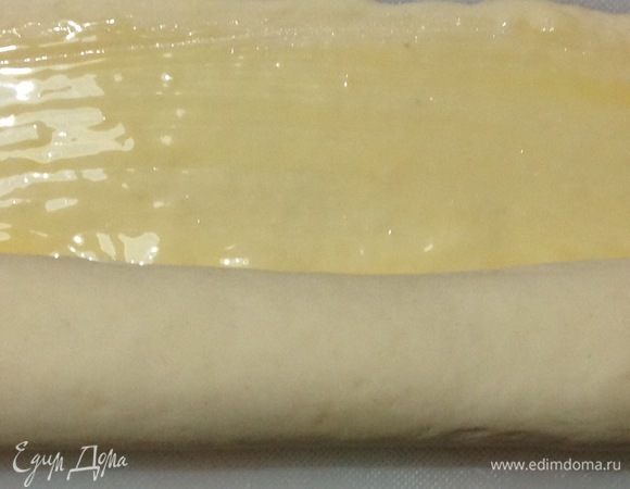 И скручиваем в рулет, а духовку тем временем нагреваем на 190°С. Защипляем тщательно боковые стороны, чтобы при выпечки они не разошлись.