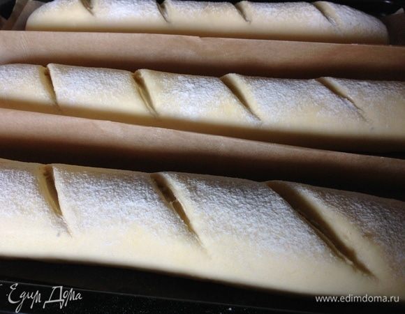 Даем багетам расстояться 30 минут в теплом месте.
Багеты за время расстойки увеличились в объеме.