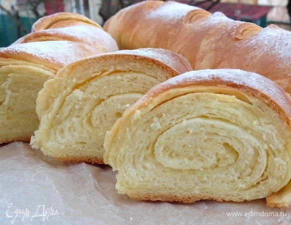 Ставим противень в уже горячую, разогретую духовку на 190°С и выпекаем из 35-40 минут.
Готовые багеты вынимаем на решетку и даем остыть полностью, только потом разрезаем.
Багеты мягкие, вкусные, очень приятная слоенная текстура. До второго дня дожил 1 багет, могу констатировать факт — на второй день он тоже мягкий и очень вкусный. :)