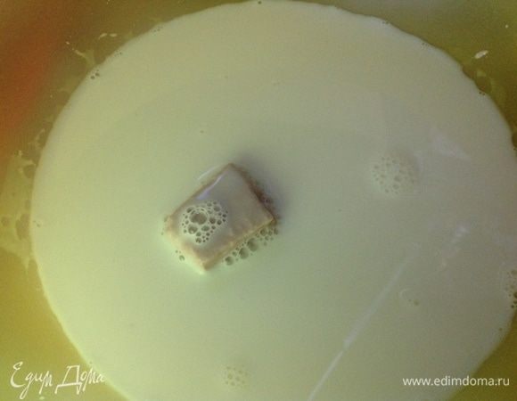 В теплом молоке разводим прессованные дрожжи и сахар.
Добавляем соль, растворяем.