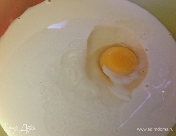 Вводим яйцо, вмешиваем.