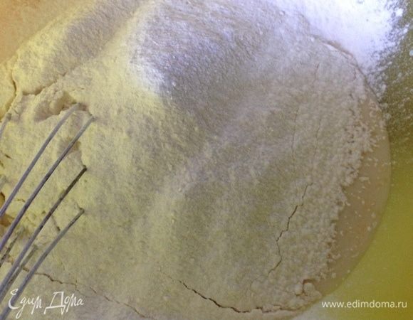 Просеиваем в миску пшеничную муку.