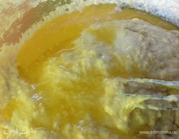 Добавляем растопленное сливочное масло и замешиваем тесто, на этой стадии оно будет еще липким.