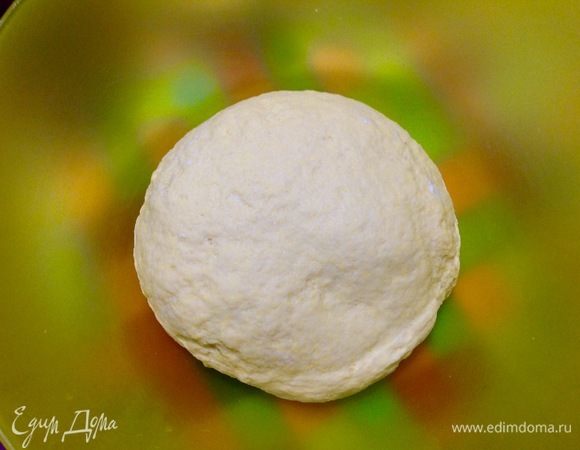 Присыпаем рабочую поверхность пшеничной мукой таким образом: присыпали горсть муки и замешиваем тесто руками, если у вас есть машина, то вам крупно повезло, машина справится с этим легко.
Я месила 10-15 минут, постоянно присыпая небольшими горстями муку, пока тесто не перестало слишком липнуть к рукам, такая стадия консистенции теста меня устроила.