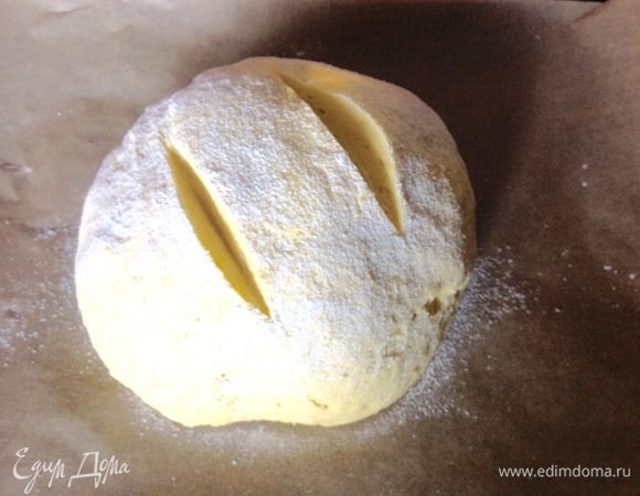 Вынимаем его из миски и присыпав чуть пшеничной муки обминаем тесто так, чтобы из него вышел собравшийся воздух.
Теперь формируем тесто в круглую булку хлеба, кладем на пергаментный лист на противень, присыпаем через сито хлеб мукой, делаем надрезы острым ножом и оставляем опять в теплом месте расстояться на 30-40 минут. Можете вместо муки просто смазать хлеб желтком.
Либо проще его спечь в форме для хлеба, ну я вот хотела спечь его такой формы. В общем легких путей мы не ищем. :)