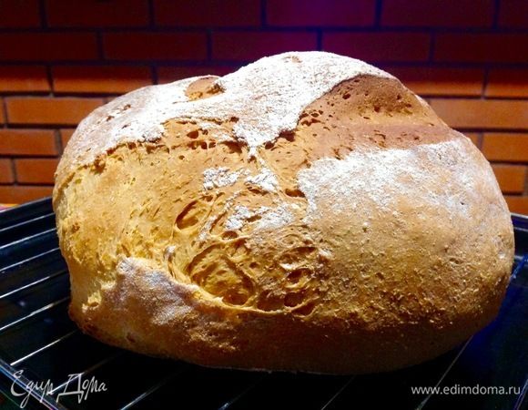 Хлеб испекся, вынимаем его на решетку остыть.