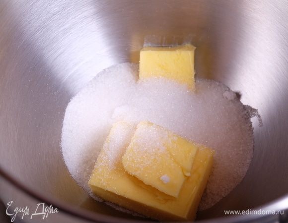 Готовим имбирные пряники. Разогреваем духовку до 180°С.
В чаше миксера смешиваем мягкое сливочное масло и сахар (можно использовать как белый, так и коричневый), взбиваем миксером до однородной массы.