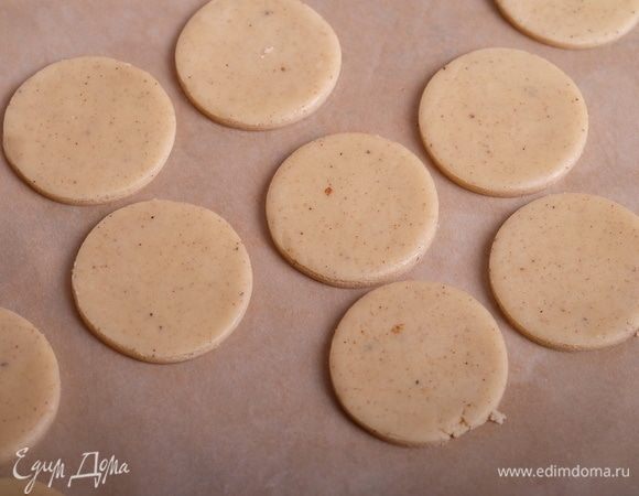 Духовку разогреваем до 180°С. Укладываем круги на бумагу для выпечки.