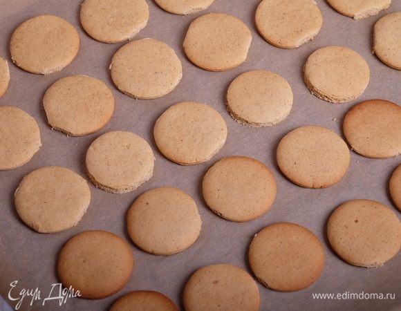 Выпекаем заготовки около 10 минут. Остужаем их.