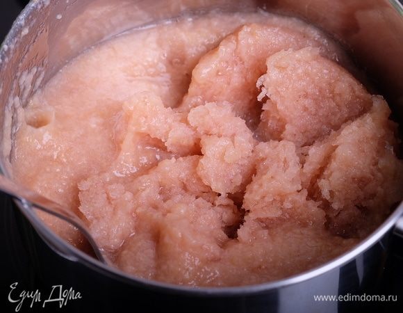 Готовим яблочный зефир. У меня уже готовое яблочное пюре. Пюре выкладываем в сотейник и доводим до кипения.