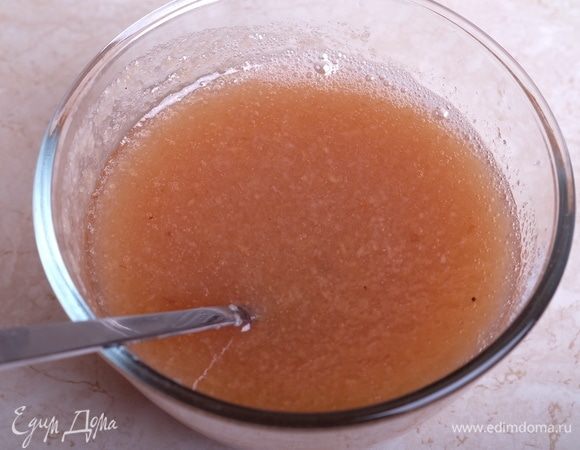 В горячее пюре добавляем 200 г сахара. Перемешиваем до полного растворения сахара. Оставляем остывать до комнатной температуры.