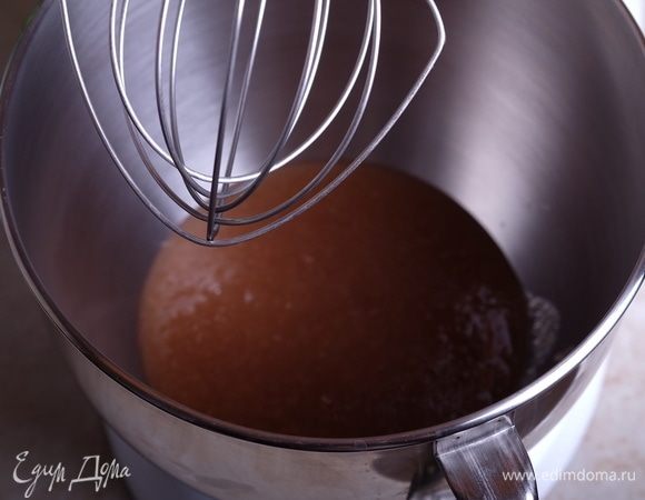 Когда пюре остыло, перекладываем его в чашу миксера. Очень рекомендую использовать мощный стационарный миксер, потому что используя ручной, имеете шанс распрощаться со своим помощником.