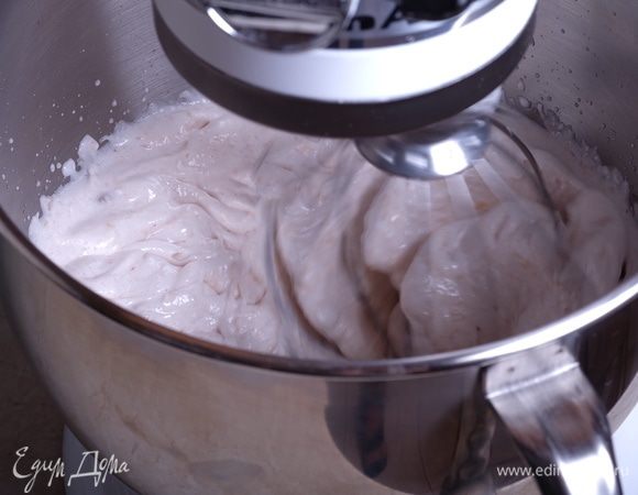 Чем ближе температура сиропа к 110°С, тем выше должна быть скорость миксера. К моменту, когда сироп уже готов, яблочно-белковая масса должна стать пушистой и густой.