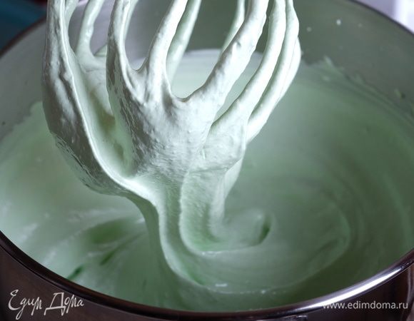 Зефирная масса готова — она густая, нежно-зеленого цвета, прекрасно держит форму.
