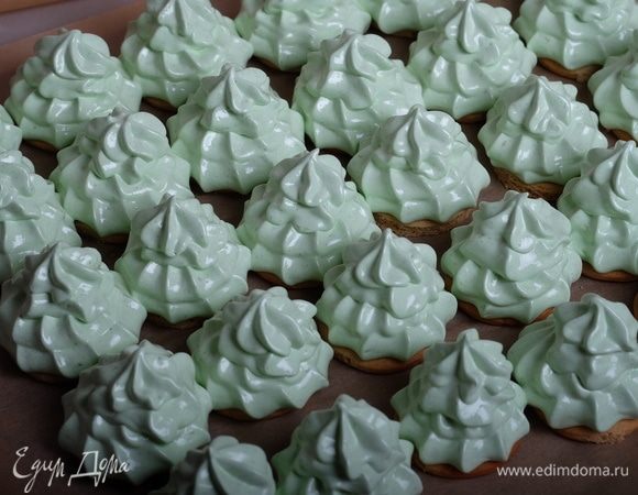 На подготовленные имбирные пряники отсаживаем елочки — сначала используя большую насадку, затем — меньшую.