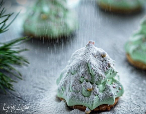 Готовим смесь сахарной пудры с крахмалом. Посыпаем елочки смесью через сито.