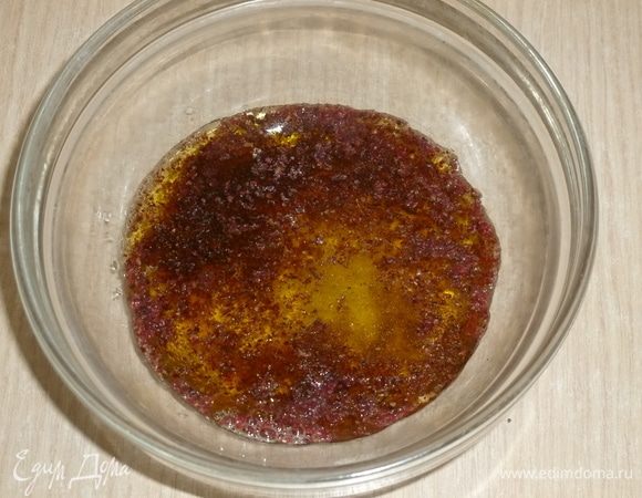 Для заправки смешать сумах, сок лимонов, масло, соль, перец.
