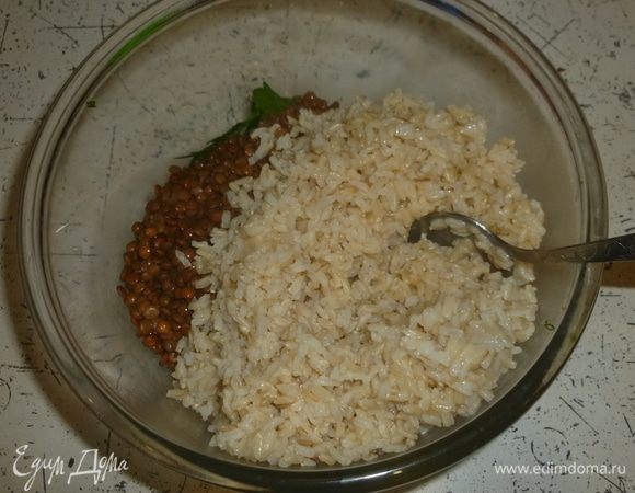 Добавить рис и чечевицу.