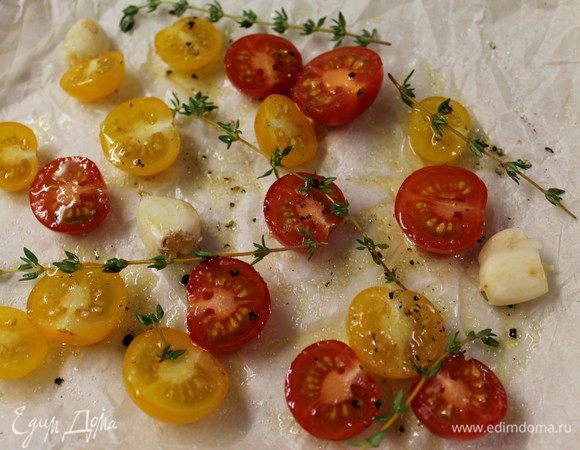 Начнем с томатов черри, т.к. они готовятся дольше всего. Я нашел в магазине микс из желтых и красных томатов. Но вы можете использовать абсолютно любого размера и цвета. Итак, режем томаты пополам, выкладываем на пергамент, добавляем веточки тимьяна и раздавленные зубчики чеснока.  Сверху посыпаем сахаром (лучше взять коричневый), солью, перцем и поливаем оливковым маслом. Ставим в разогретую до 135°С духовку (подогрев верх/низ) на 1 ч. Время регулируем в зависимости от размера томатов.