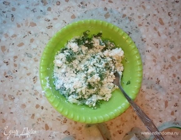 Нарезать кинзу. Смешать творог с кинзой, перцем и солью.
