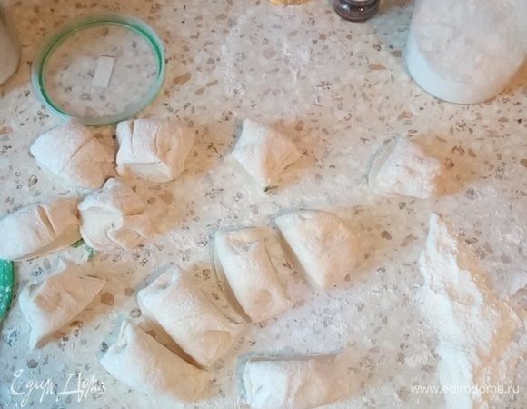 Тесто разрезать на мелкие кусочки.