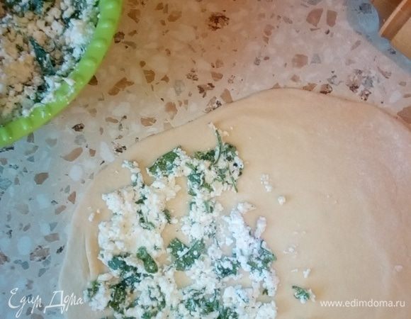 Каждый кусочек раскатать, на половинку положить начинку.