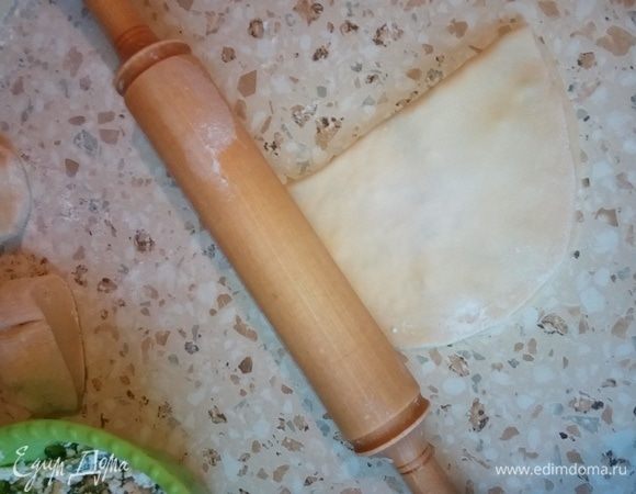 Сложить пополам, раскатать скалкой сверху.