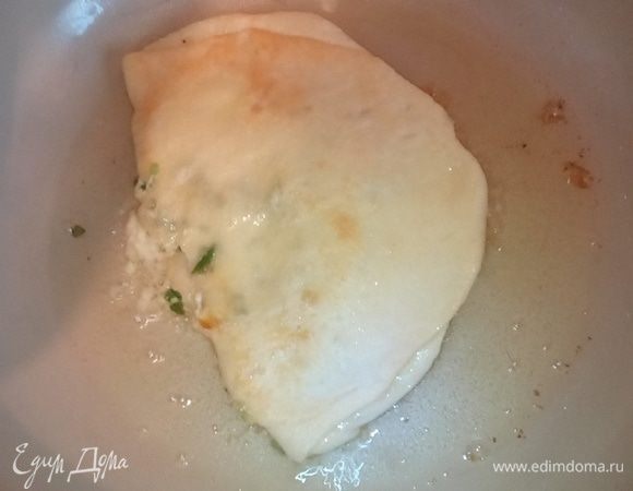 На сковородку вылить немного масла и обжарить каждую лепешку с двух сторон.