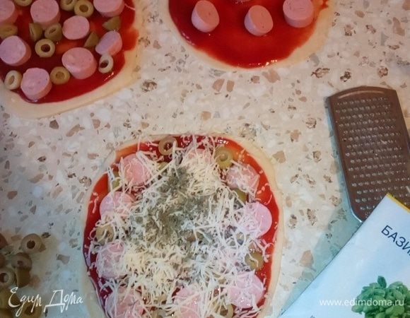 Тесто осталось, а начинка закончилась? Можно сделать мини пиццы (томатная паста 3 ст. л., сосиски 3 шт., оливки, сыр, базилик). :)