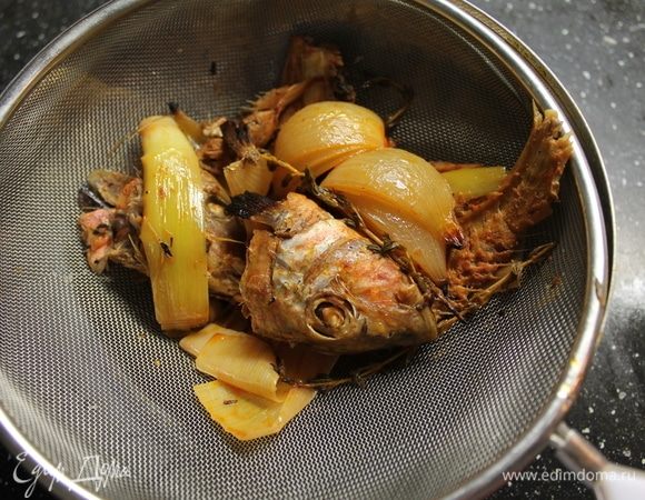 Процеживаем через сито и отправляем жидкость обратно в кастрюлю, добавляем теплые сливки и сливочное масло, хорошо перемешиваем, доводим до вкуса солью и белым перцем. Ставим на слабый огонь и идем готовить.