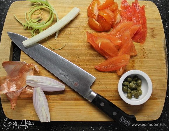 Тартар. Для начала подготавливаем все овощи: чистим шалот, у сельдерея срезаем грубые волокна. Томаты очищаем от кожицы и семенного гнезда (последнее можно оставить в качестве декора), получаем «филе» томатов. 