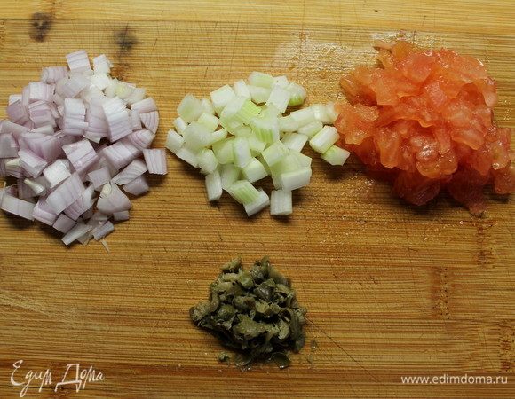 Теперь нарезаем все мелким кубиком. Добавляем рубленые каперсы, свежемолотый перец, соль. Заправляем оливковым маслом и перемешиваем. Убираем в холодильник.