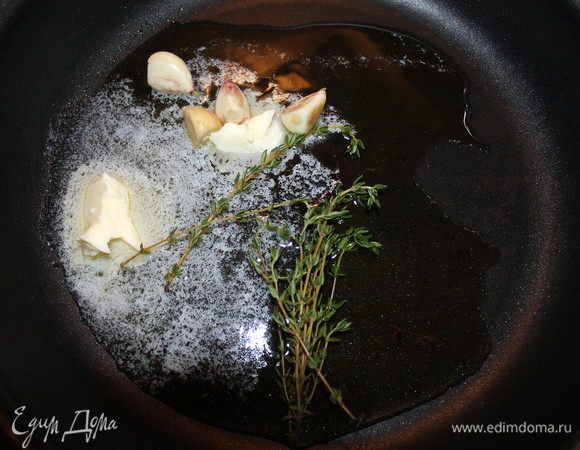 Готовим вонголе ТМ «Магуро». Разогреваем оливковое масло, добавляем сливочное, тимьян и раздавленные зубчики чеснока, даем аромату раскрыться. 