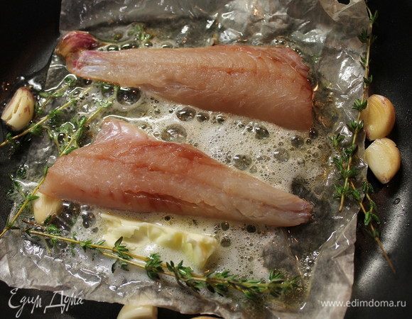 Осталось пожарить наше филе. Если ваша сковорода старенькая и поцарапанная как у меня, советую жарить на пергаменте. Итак, схема почти как с вонголе. Наливаем в этот раз растительное масло, добавляем сливочное, тимьян и чеснок. Хорошо разогреваем смесь масел, затем выкладываем филе кожей вниз. Жарим только на коже, наклоняем сковороду на себя (только не переборщите с углом наклона), и поливаем рыбу растопленным ароматным маслом сверху, тем самым она готовиться одновременно с двух сторон. В общей сложности у меня ушло 5 минут.