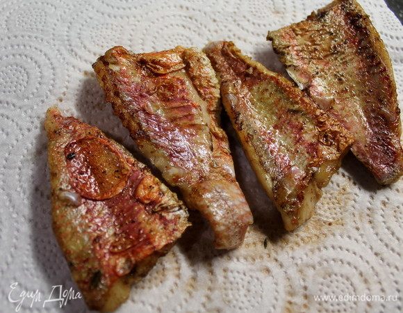 Каждое филе промакиваем бумажным полотенцем, избавляясь от лишнего жира.