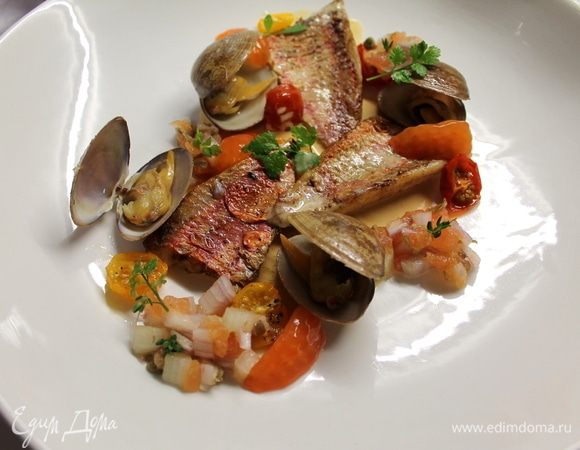 Сервируем наше блюдо. На дно тарелки наливаем соус. Сверху выкладываем филе, рядом выкладываем вонголе, поливаем их тем соусом, в котором они томились. Рядом выкладываем вяленые черри и тартар. Можно украсить по желанию зеленью, свежим томатом и каперсами. Приятного аппетита!
Буду рад ответить на все интересующие вас вопросы.