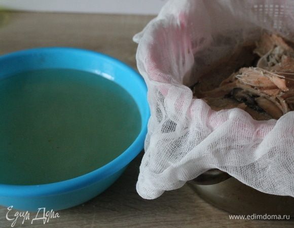 Бульон процедить. Перелить в кастрюлю.