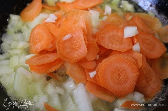 Лук и морковь нарезать. Спассеровать на сливочном масле.