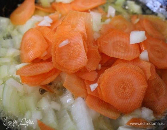 Лук и морковь нарезать. Спассеровать на сливочном масле.