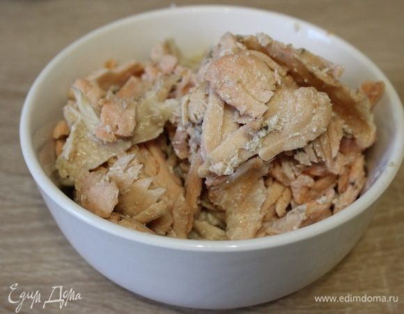 Отделить мякоть рыбы от костей.