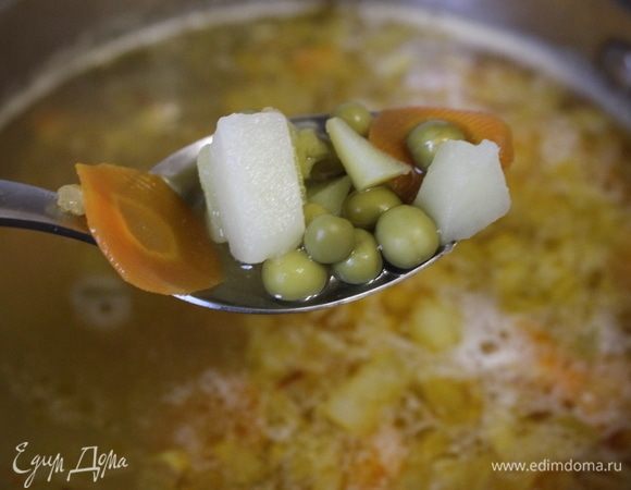 Через 5 минут, добавить зеленый горошек.