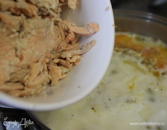 Затем, добавить подготовленную рыбу.