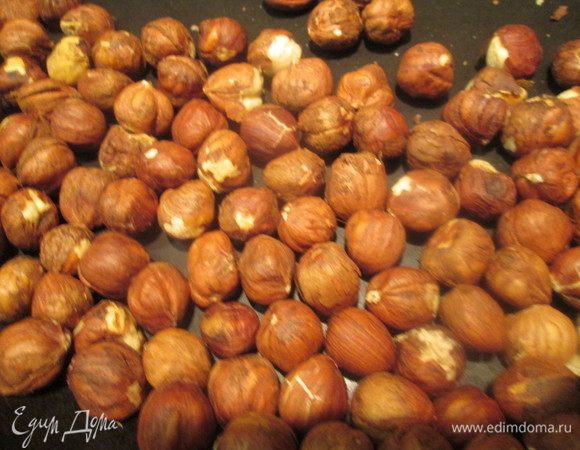 Фундук слегка подсушиваем в духовке или на сковороде. Это нужно для того, чтобы легче очистить орехи. 