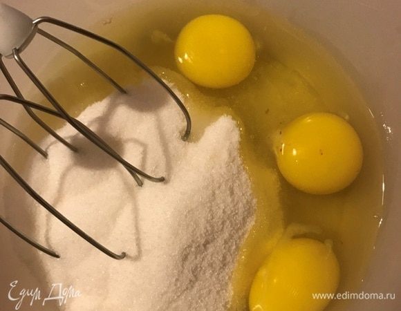 В большой миске слегка взбить яйца с сахаром (обычным и ванильным).