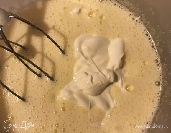 Добавить оливковое масло и сметану, перемешать.