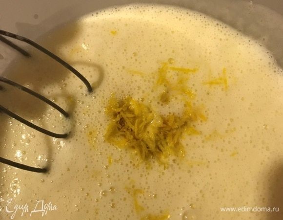 Лимон хорошо помыть, снять цедру и выжать сок. Цедру добавить в тесто, сок нужен для приготовления глазури.