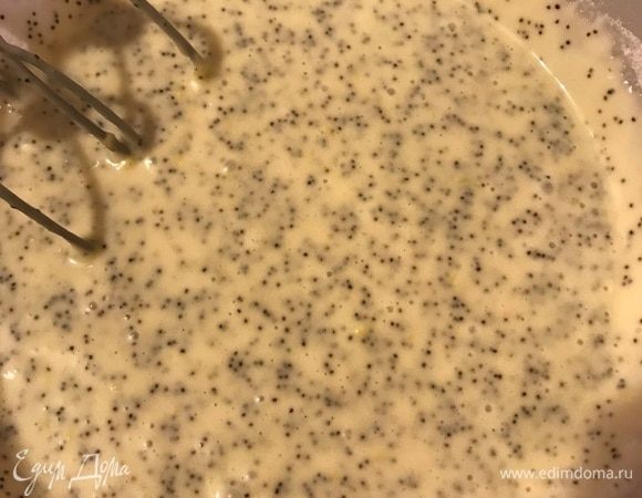 Мак промыть и добавить в тесто. Духовку разогреть до 180°С, форму для кекса выстелить пергаментом. Выпекать 50-60 минут до готовности (готовность проверять при помощи деревянной палочки — она должна быть сухой.