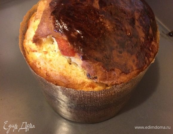 Панеттоне выпекать при 180°С 20 минут, а потом уменьшить температуру до 150-160°С и выпекать еще 20-30 минут (до сухой спички). Если верхушка пирога начнет подгорать опустите противень на нижний уровень духовки.